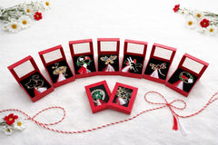 Oferta 12 brose modele mixte de 5 cm in cutie rosie cu snur negru de 9x6 cm