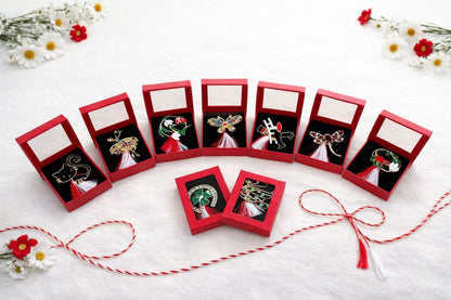 Oferta 12 brose modele mixte de 5 cm in cutie rosie cu snur negru de 9x6 cm