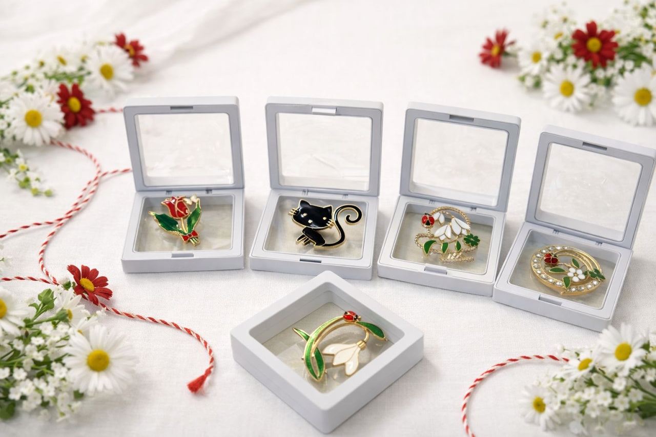 Oferta 9 brose modele mixte de 4 cm in cutie eleganta alba de 7x7 cm