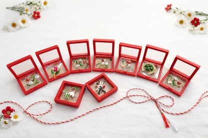 Oferta 9 brose modele mixte de 4 cm in cutie rosie eleganta de 7x7 cm