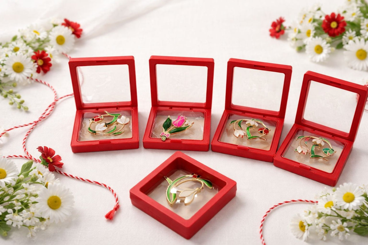 Oferta 9 brose modele mixte de 4 cm in cutie rosie eleganta de 7x7 cm