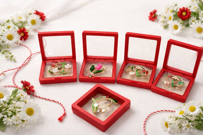 Oferta 9 brose modele mixte de 4 cm in cutie rosie eleganta de 7x7 cm