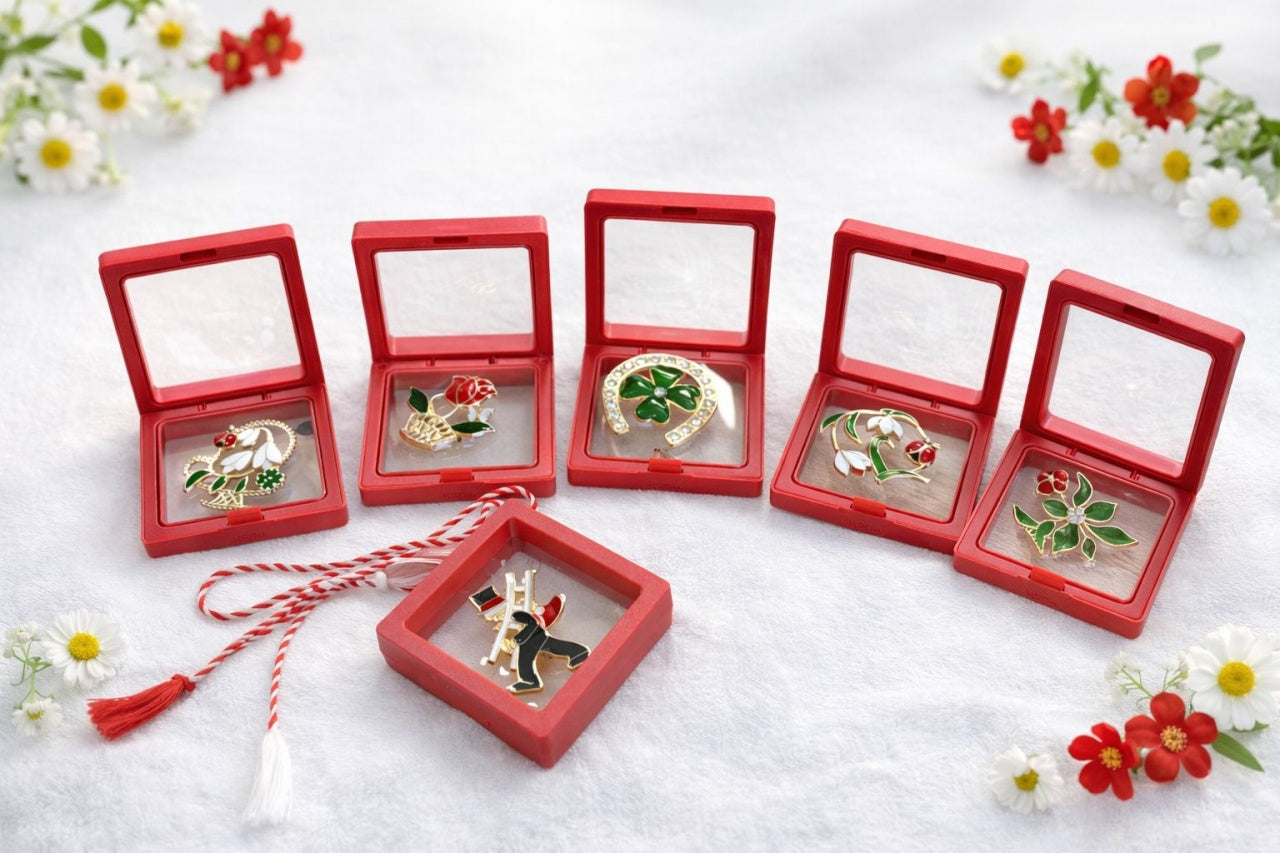 Oferta 9 brose modele mixte de 4 cm in cutie rosie eleganta de 7x7 cm