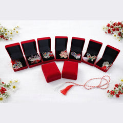 Oferta 9 brose modele mixte de 5 cm in cutie de catifea premium de 10x7 cm