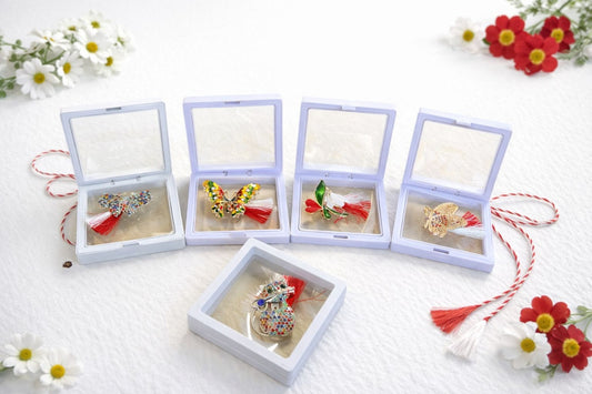 Oferta 9 brose modele mixte de 5 cm in cutie eleganta alba de 10x7 cm