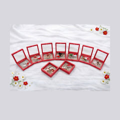 Oferta 9 brose modele mixte de 5 cm in cutie eleganta rosie de 10x7 cm
