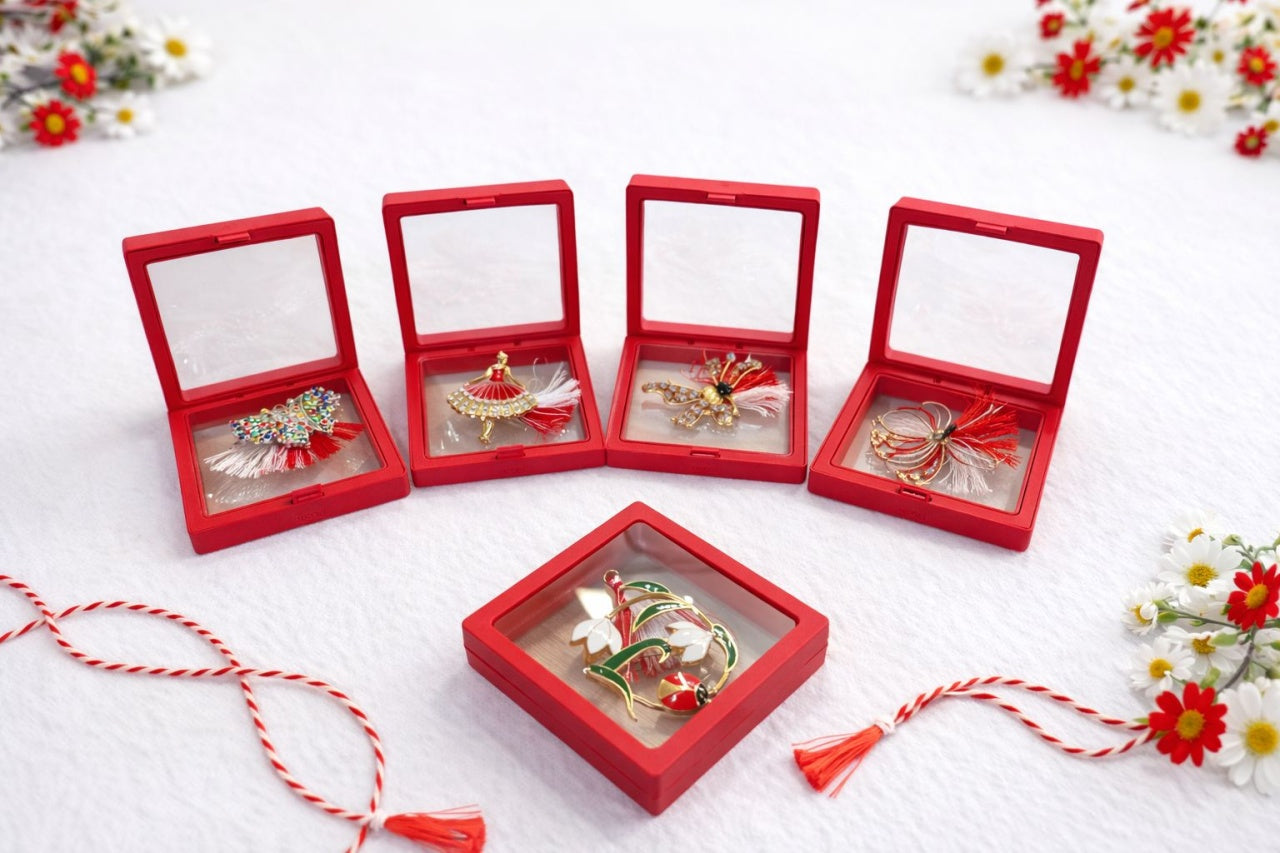 Oferta 9 brose modele mixte de 5 cm in cutie eleganta rosie de 10x7 cm