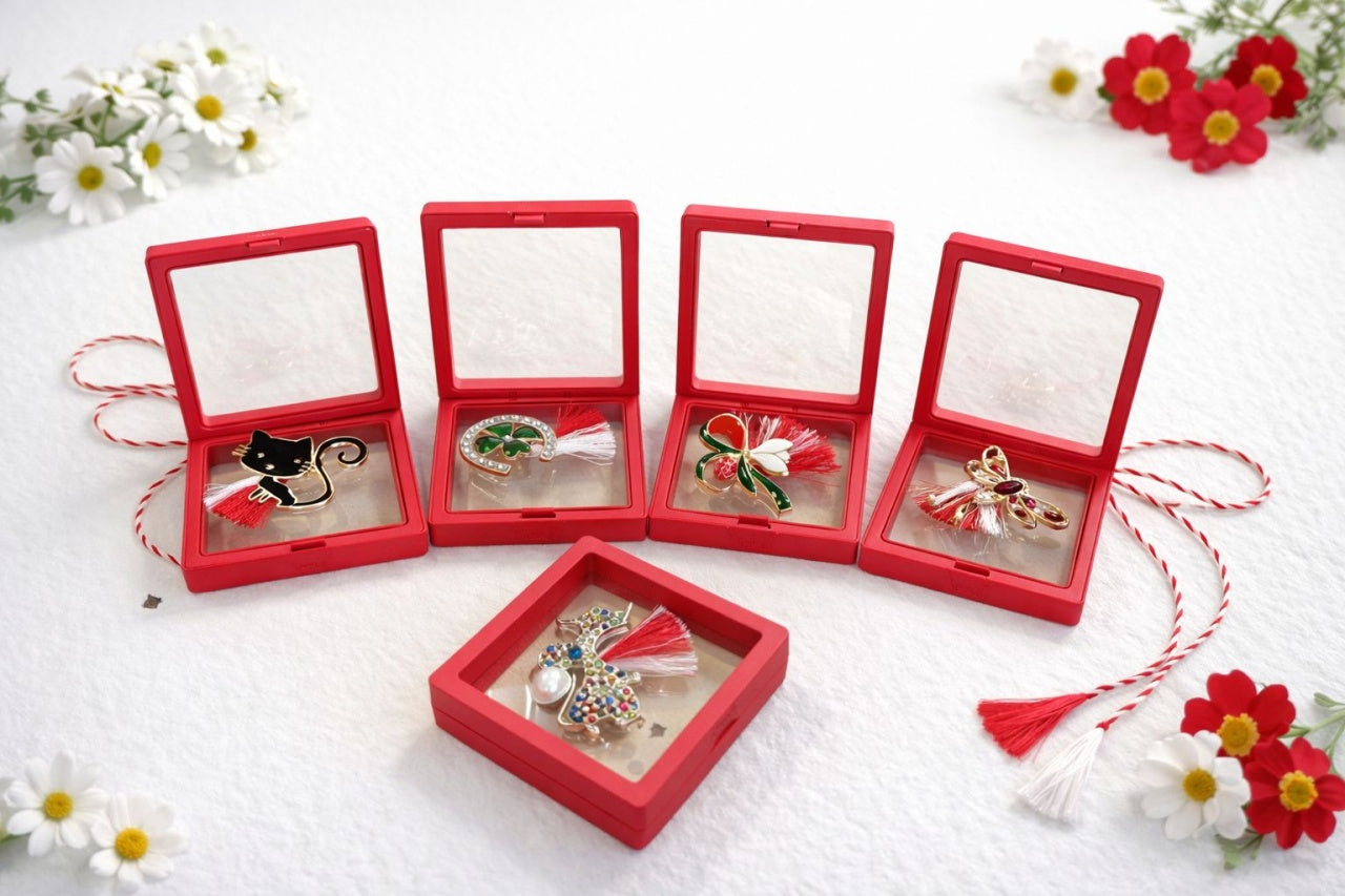 Oferta 9 brose modele mixte de 5 cm in cutie eleganta rosie de 10x7 cm