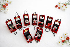 Oferta 9 brose modele mixte de 5 cm in cutie rosie cu snur negru de 10x7 cm