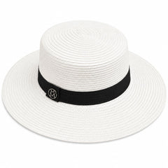 Pălărie Damă Albă de Vară cu Bor Lat, Bandă Neagră și Detaliu Metalic Elegant