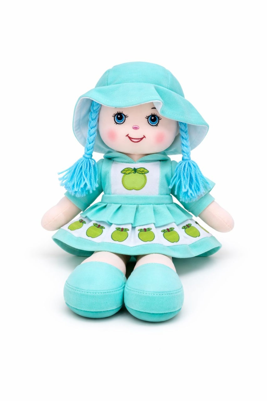 Papusa fetita textil 30 cm, rochie verde cu mere si palarie, recita Ingerasul, baterii incluse