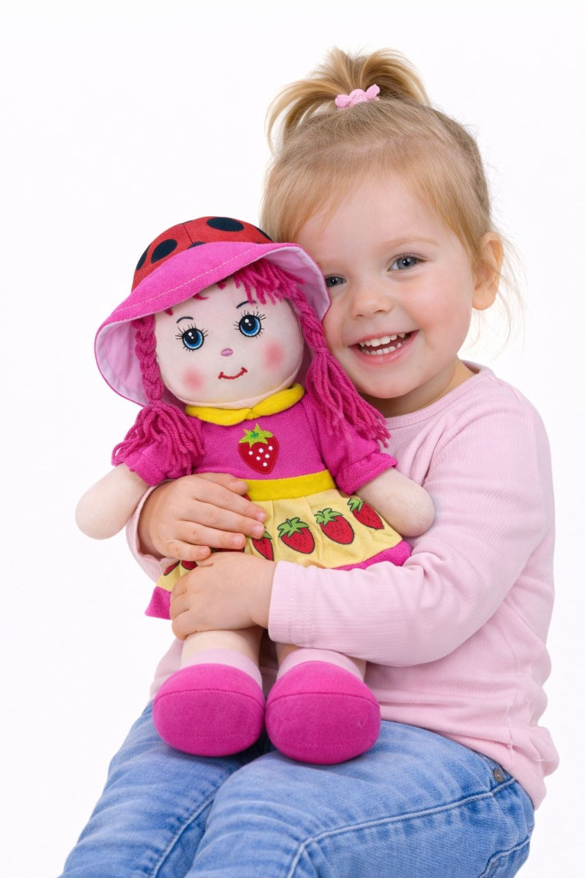 Papusa textila interactiva 38 cm, recita „Ingerasul”, rochie roz intens cu galben si capsuni, jucarie copii +3 ani