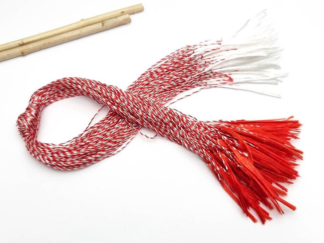 Set 100 snururi martisor rasucite, lungime 40 cm, model traditional alb-rosu