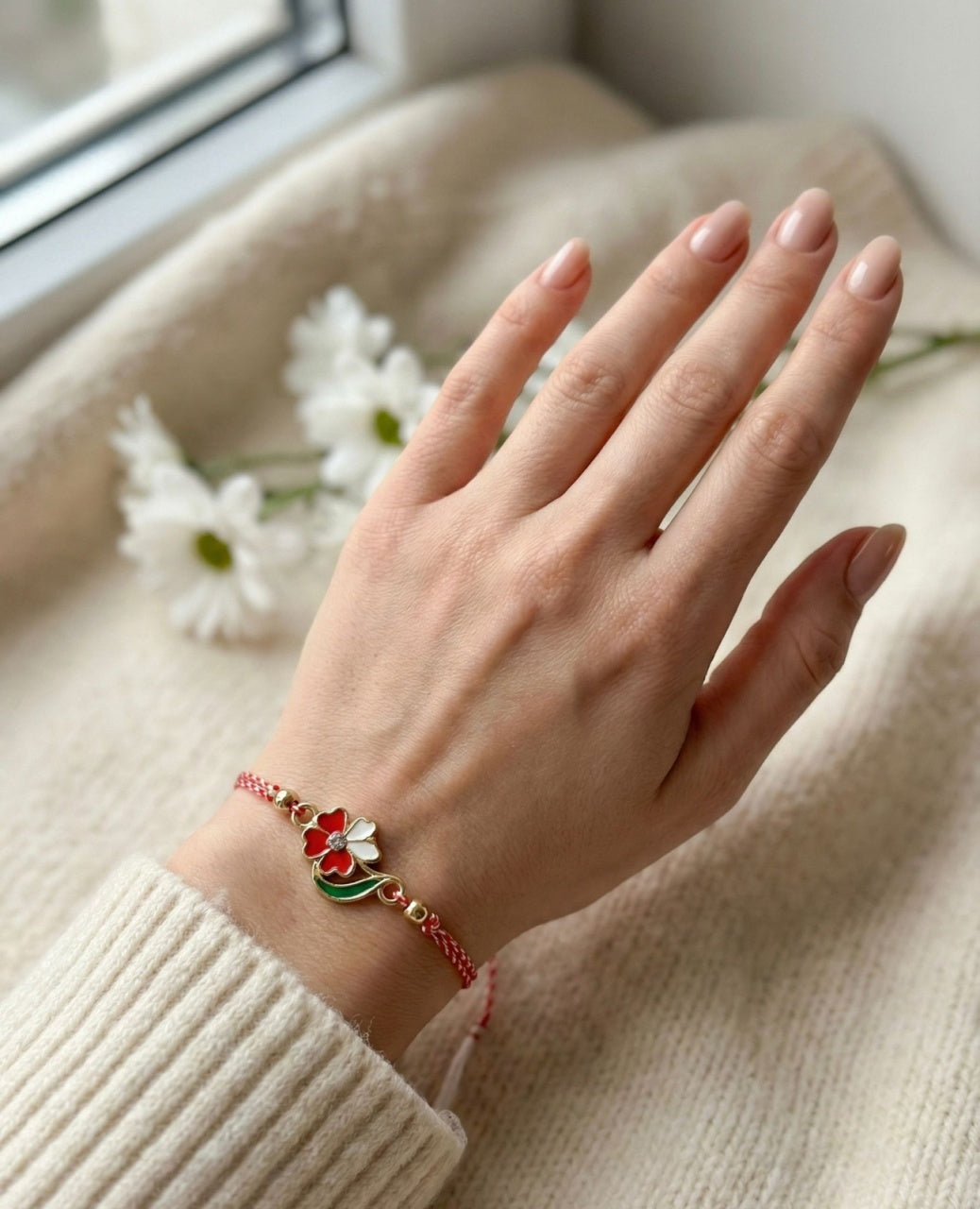Set 12 bratari martisor cu floricica alb rosu, snur reglabil si detalii metalice