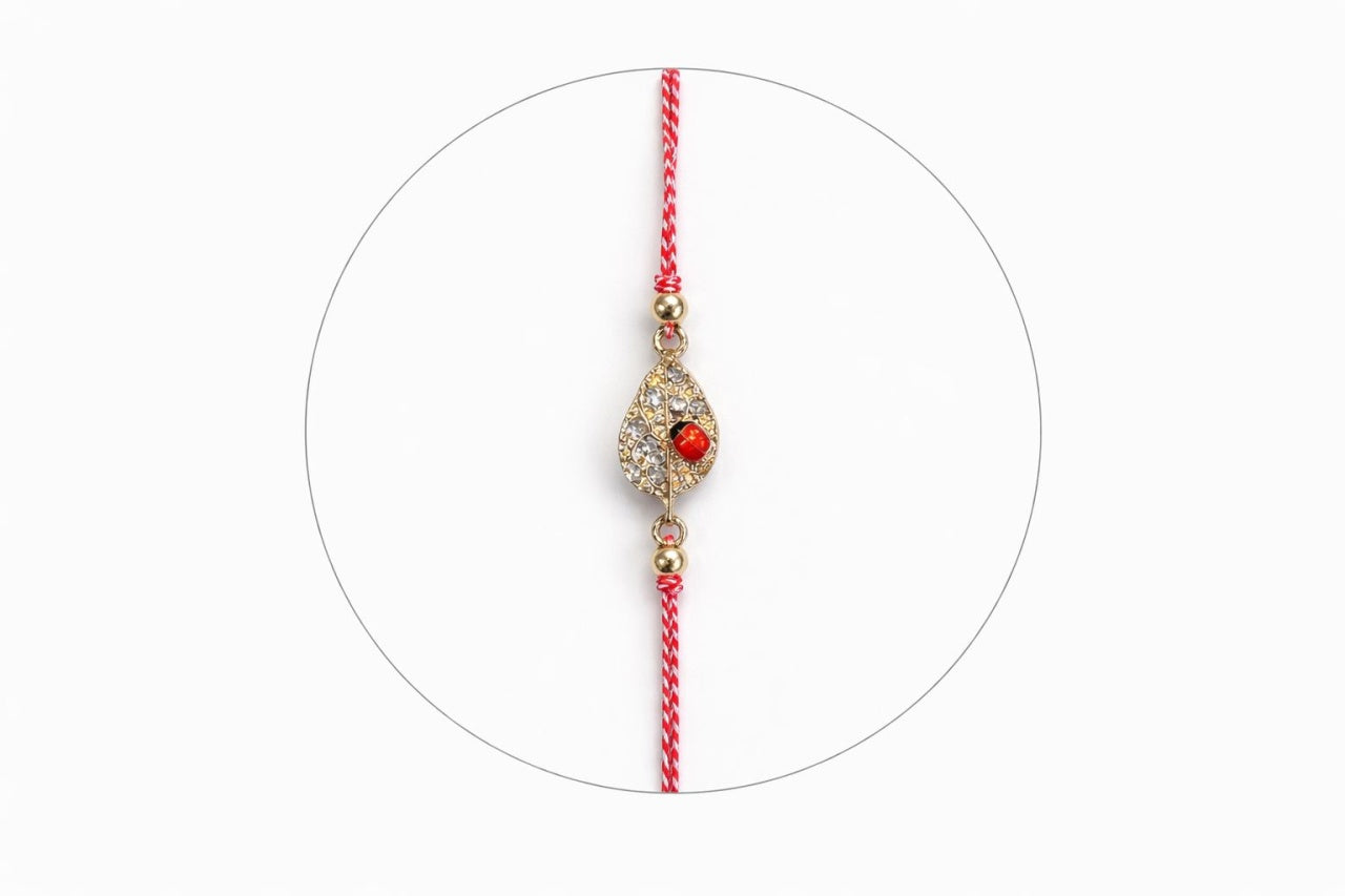 Set 12 bratari martisor cu frunza aurie cu strasuri si buburuza, snur rosu alb, ambalate individual