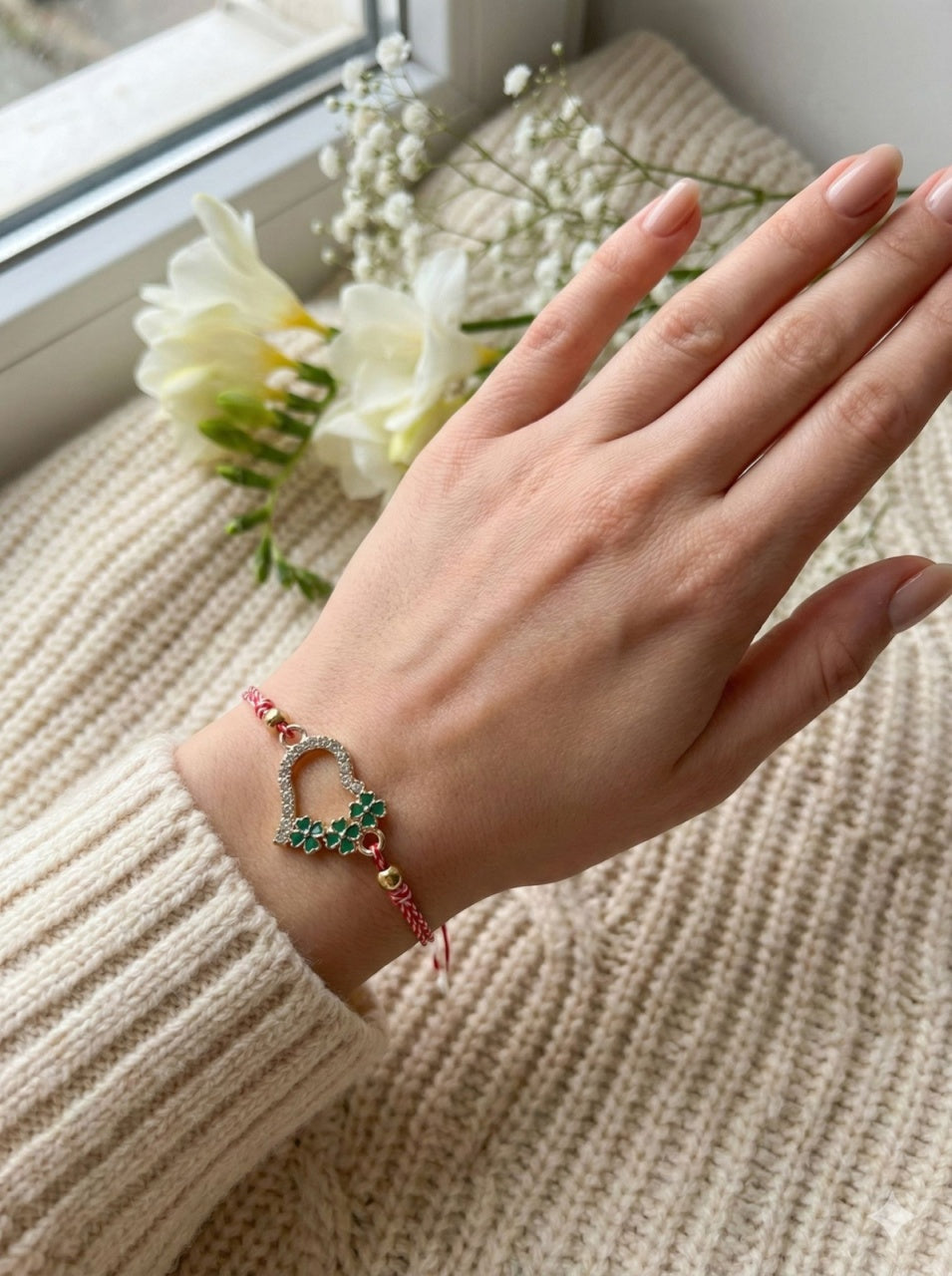 Set 12 bratari martisor cu inimioara si trifoi verzi, snur reglabil rosu-alb
