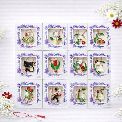 Set 18 brose martisor modele combinate, ambalaj individual, brosa medie, 8.5x8.5cm