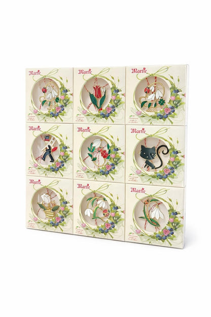 Set 18 brose martisor modele combinate, marime medie, ambalaj individual 8.5x8.5cm