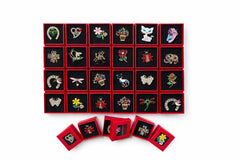 Set 24 brose diverse in cutiute 4x4 cm rosii, cadou primavara elegant si colorat