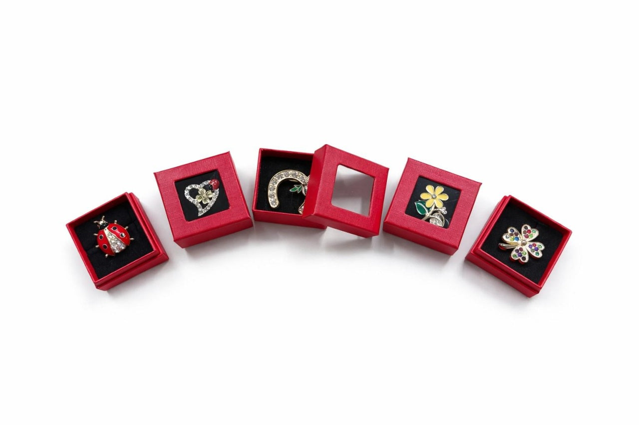 Set 24 brose diverse in cutiute 4x4 cm rosii, cadou primavara elegant si colorat