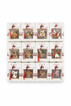 Set 24 brose martisor elegante modele combinate ambalaj individual 8x6 cm
