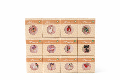Set 24 Brose Martisor Metalice cu Snur Traditional, Modele Diverse, Cadou 1 Martie 8x1x7 cm
