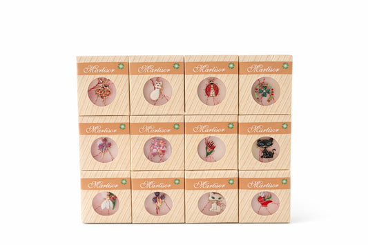 Set 24 Brose Martisor Metalice cu Snur Traditional, Modele Diverse, Cadou 1 Martie 8x1x7 cm