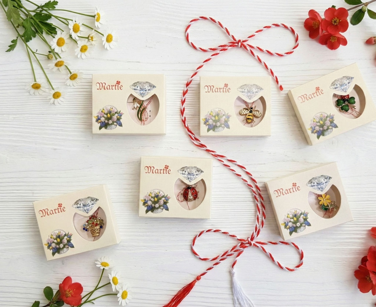 Set 24 Brose Martisor Premium cu Stralucire Eleganta , Modele Variate, Ambalaj Individual 9x7.5 cm