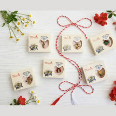 Set 24 Brose Martisor Premium cu Stralucire Eleganta , Modele Variate, Ambalaj Individual 9x7.5 cm