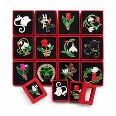 Set 24 martisor in cutiuta rosie 4x6 cm, 18g, model decorativ cu snur, cadou primavara