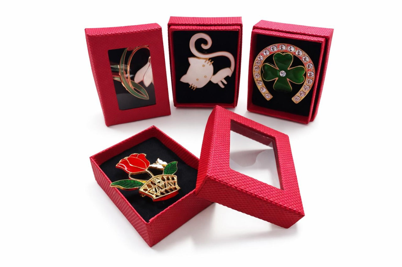 Set 24 martisor in cutiuta rosie 4x6 cm, 18g, model decorativ cu snur, cadou primavara