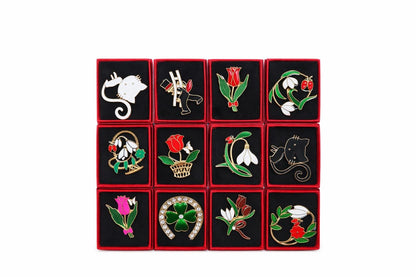 Set 24 martisor in cutiuta rosie 4x6 cm, 18g, model decorativ cu snur, cadou primavara