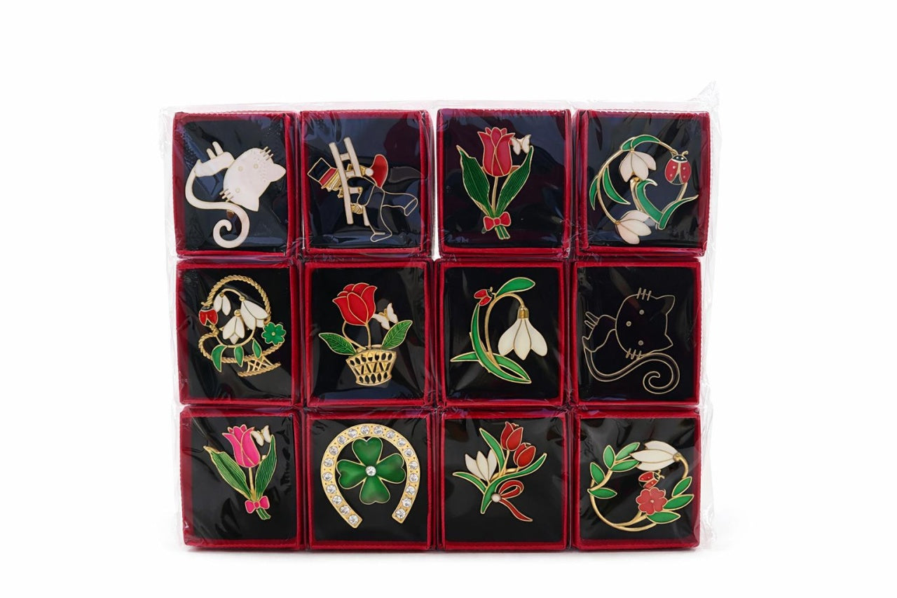 Set 24 martisor in cutiuta rosie 4x6 cm, 18g, model decorativ cu snur, cadou primavara