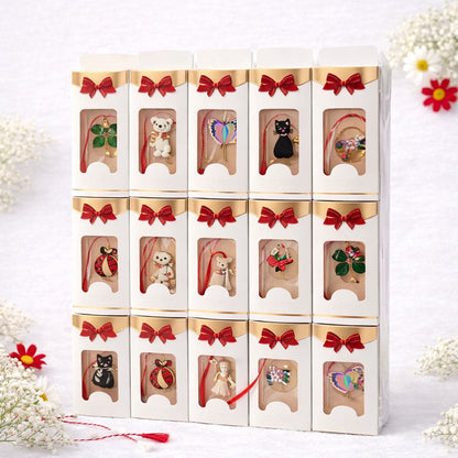 Set 30 Brose Martisor in Cutie Speciala cu Mesaj, Cadou 1 Martie 10x6 cm