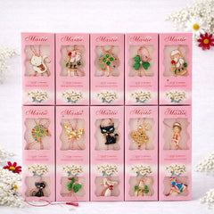Set 30 Brose Martisor Metalice in Cutie Speciala cu Mesaj, Cadou 1 Martie 11x5 cm