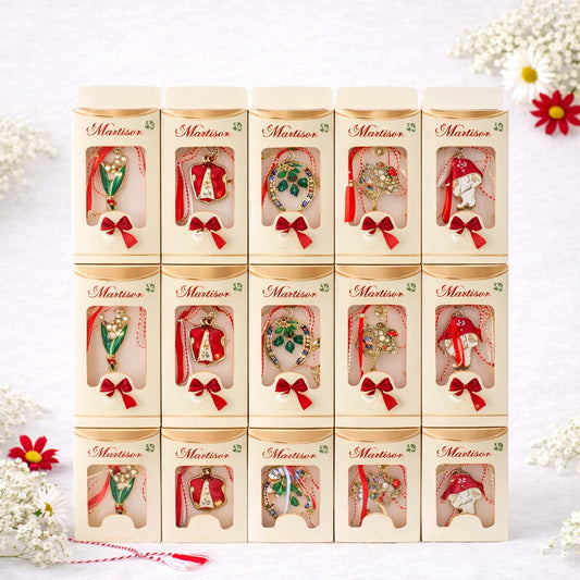 Set 30 Brose Martisor Metalice in Cutie Speciala cu Mesaj, Cadou 1 Martie 10x6 cm