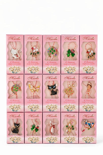 Set 30 Brose Martisor Metalice in Cutie Speciala cu Mesaj, Cadou 1 Martie 11x5 cm