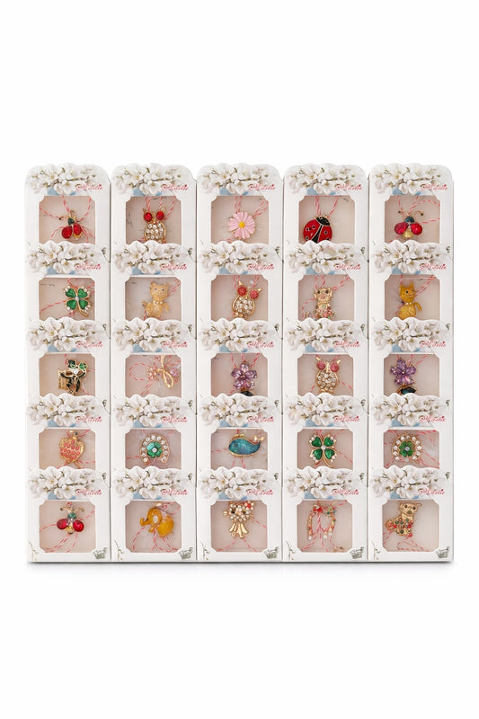 Set 50 Brose Martisor Metalice cu Snur Traditional, Modele Diverse, Ambalate Individual 6x1x5.5 cm