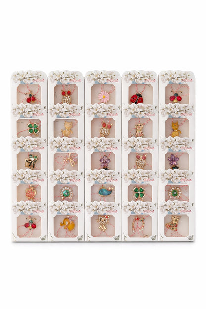 Set 50 Brose Martisor Metalice cu Snur Traditional, Modele Diverse, Ambalate Individual 6x1x5.5 cm