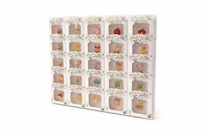 Set 50 Brose Martisor Metalice cu Snur Traditional, Modele Diverse, Ambalate Individual 6x1x5.5 cm