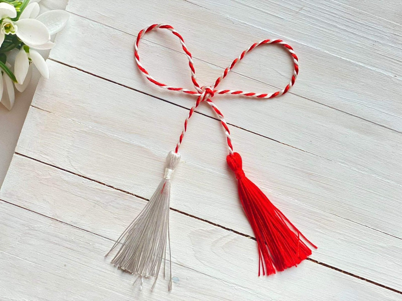 Snur martisor rasucit gigant, lungime 1.5 m, grosime 0.5 cm, alb-rosu pentru decoratiuni