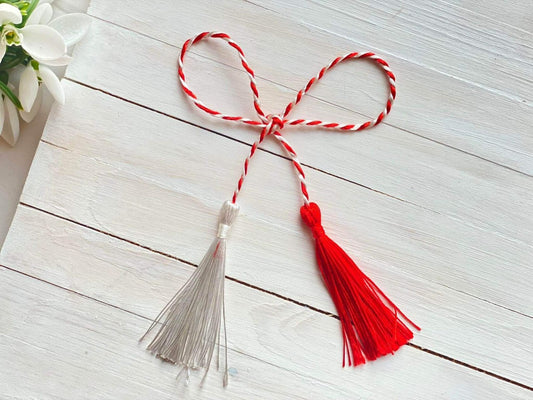 Snur martisor rasucit traditional, set 100 bucati, lungime 50 cm, model alb-rosu cu ciucuri