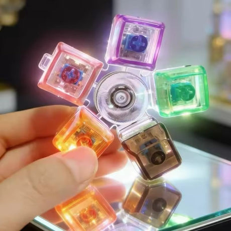Spinner Antistres Tastatura cu Lumini LED și Breloc – Fidget Spinner Luminos, Jucărie Rotativă pentru Copii și Adulți